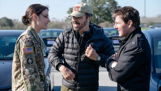 Tom Cruise on set with Cobie Smulders