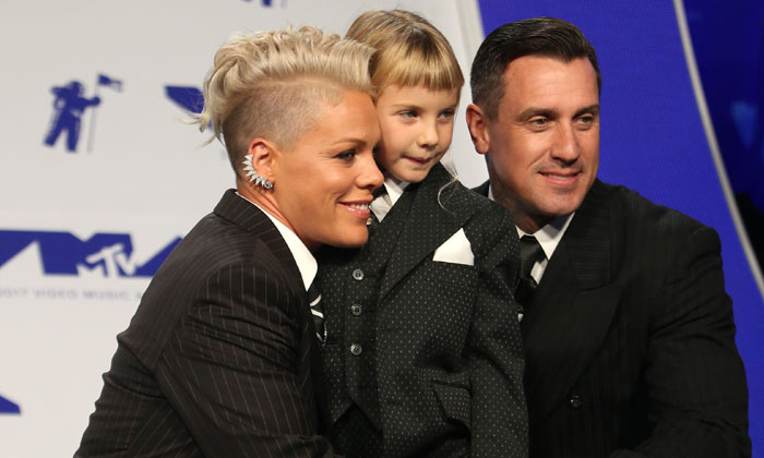 Pink teaches her daughter a thing or two about beauty at the 2017 MTV VMAs