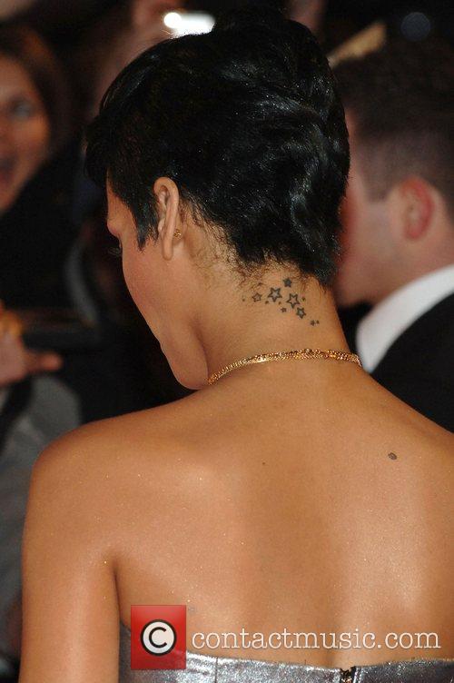 Chi ha piercing o tatuaggi??? - Pagina 5 Rihanna's_star_tattoo_5092673