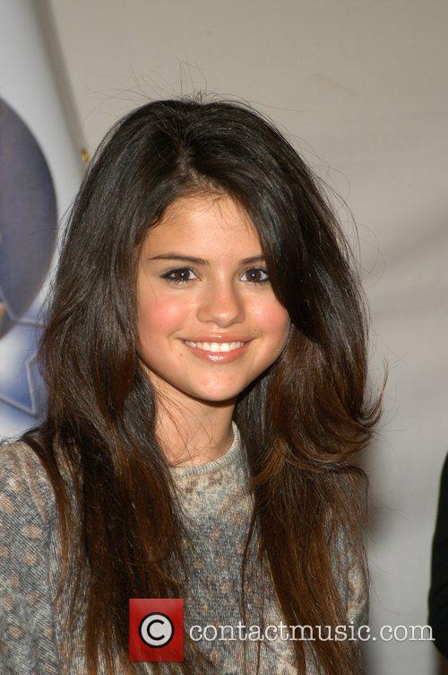 Selena Gomez 2007 World Magic Awards Barker Hanger