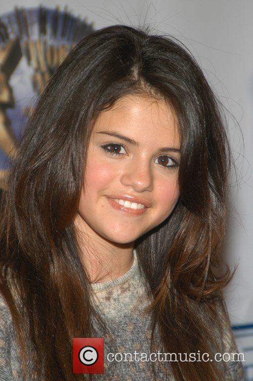 Selena Gomez 2007 World Magic Awards Barker Hanger