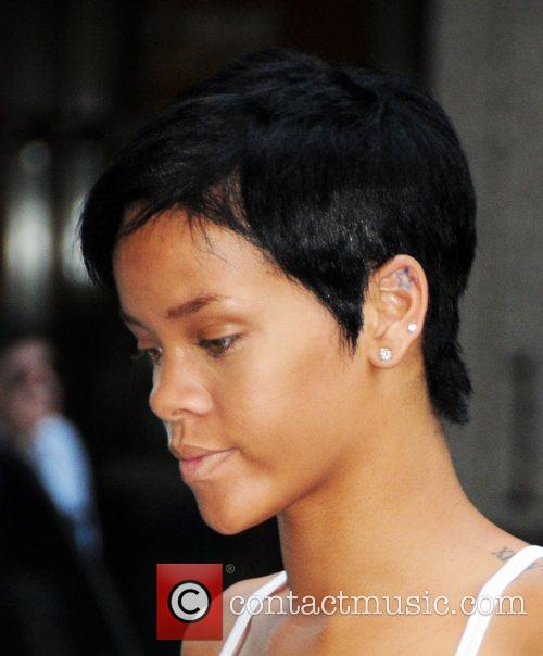 rihanna with no makeup on. Rihanna Gallery