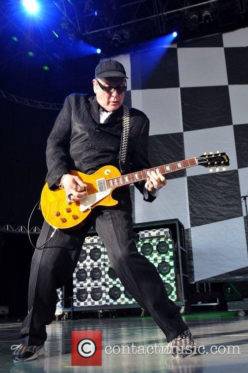 Celeb News » Cheap Trick Call For Clamp Down On Stage Companies