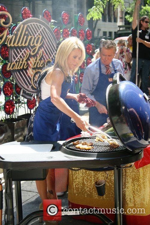 Kelly Ripa and and Regis Philbin Grilling with the Stars ...