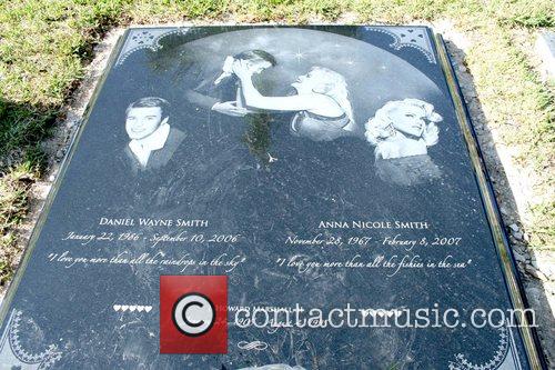 anna nicole smith grave. Anna Nicole Smith new grave of the late