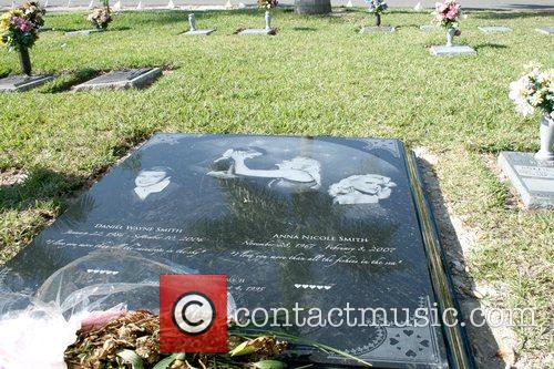 anna nicole smith grave. Anna Nicole Smith new grave of the late