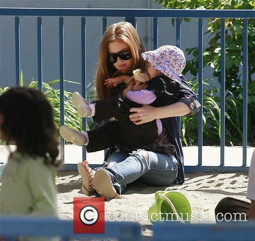 isla fisher daughter olive. Isla Fisher and her daughter