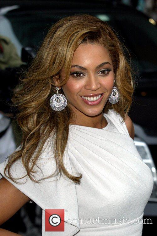 beyonce knowles outside the ed sullivan theater for the 