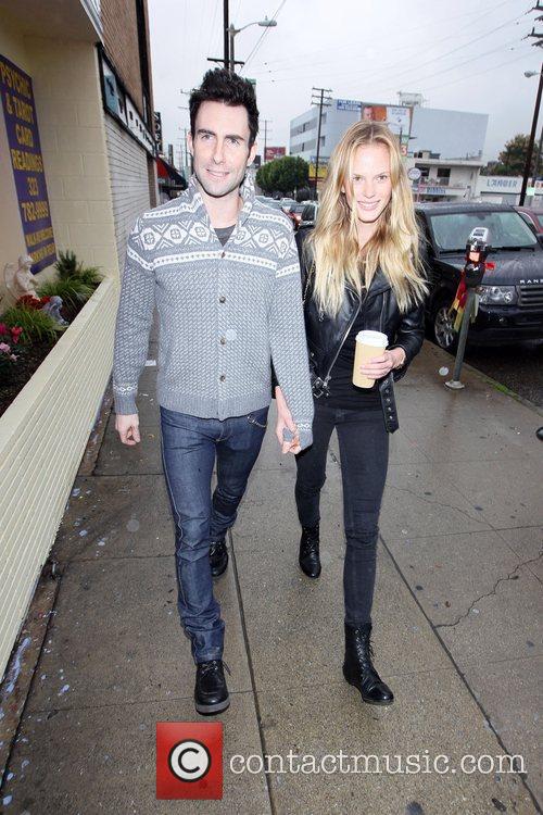 adam levine girlfriend. Adam Levine and Anne