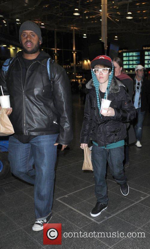 justin bieber bodyguard. Justin Bieber Gallery