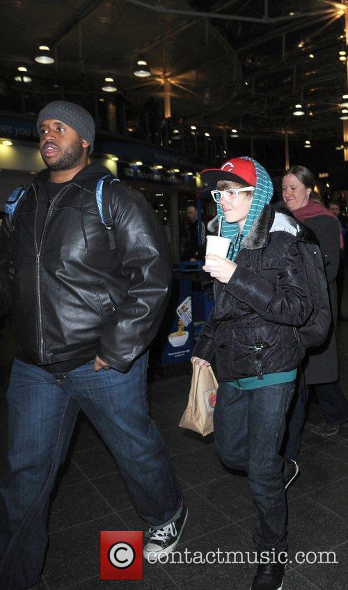 justin bieber bodyguard. Justin Bieber Gallery