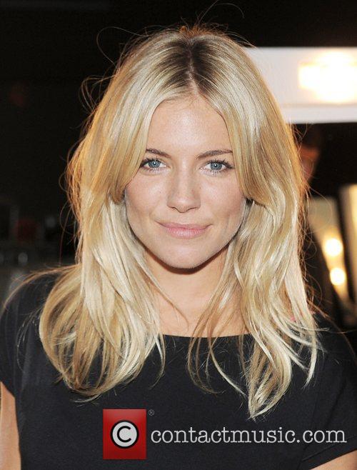 sienna miller fashion 2011. Sienna Miller London Fashion