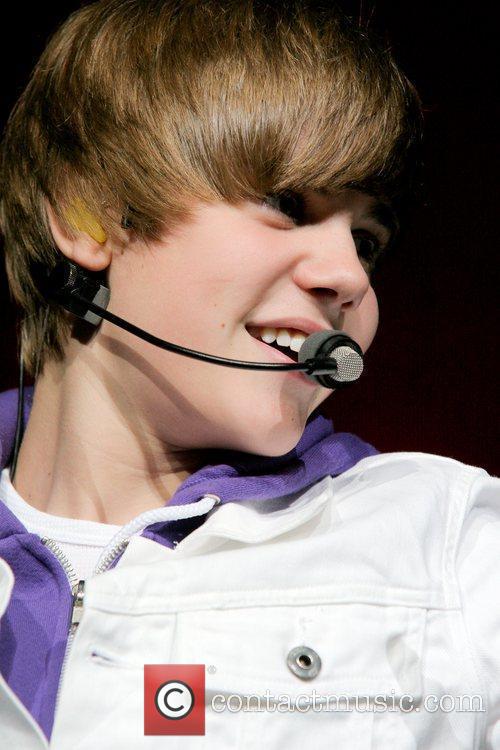 justin bieber my world. Justin Bieber My World Tour