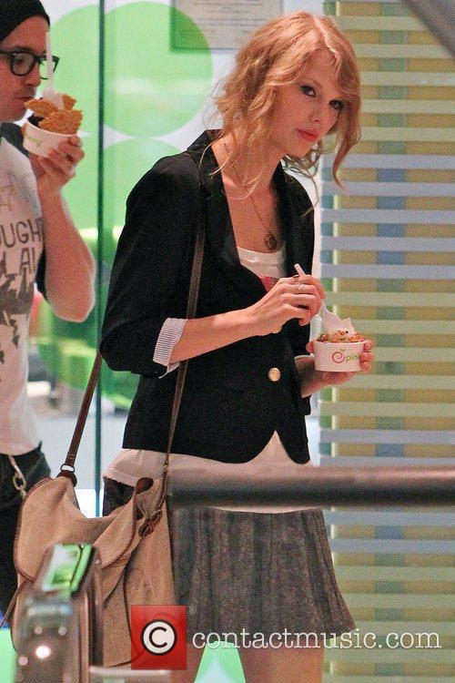 taylor swift eating something. Taylor Swift Gallery