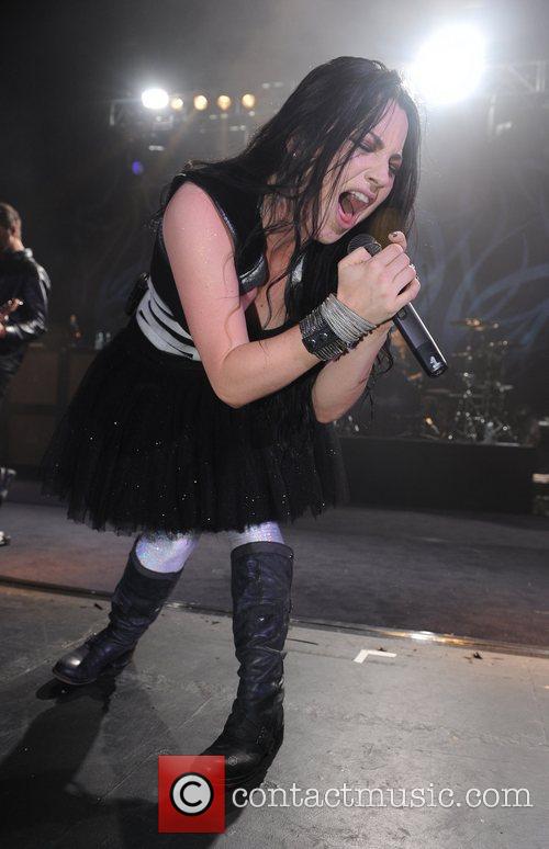Amy Lee Evanescence performs