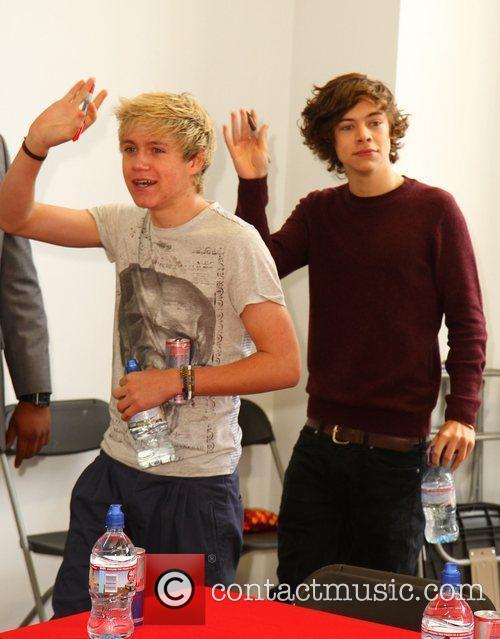 http://www.contactmusic.com/pics/le/one_direction_170911/harry-styles-and-niall-horan_3517152.jpg