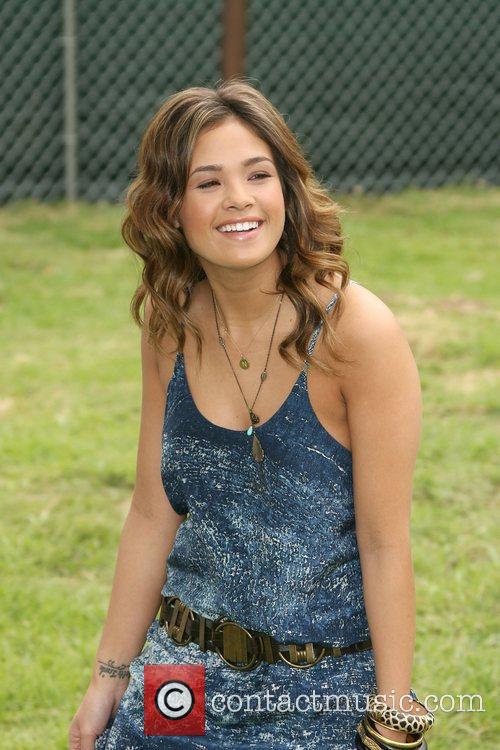 Nicole Gale Anderson - Images Gallery