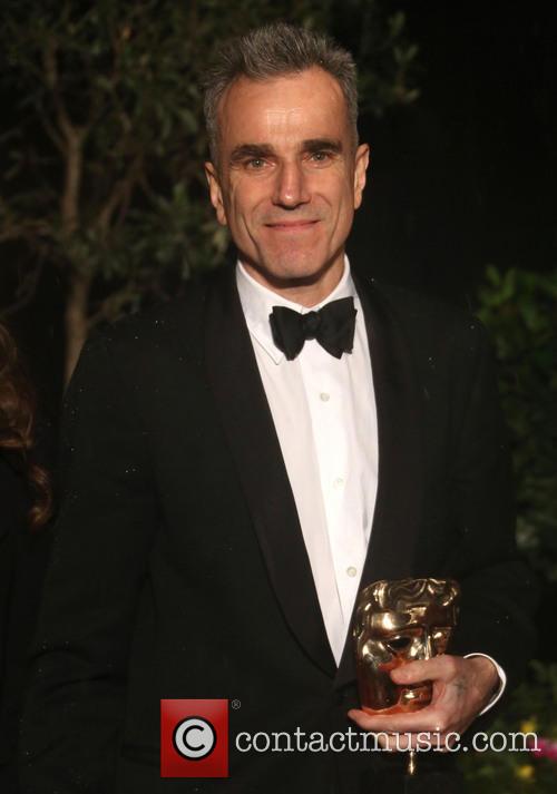 Daniel Day Lewis holdind his Bafta for Best Actor in a Leading Role in Linoln