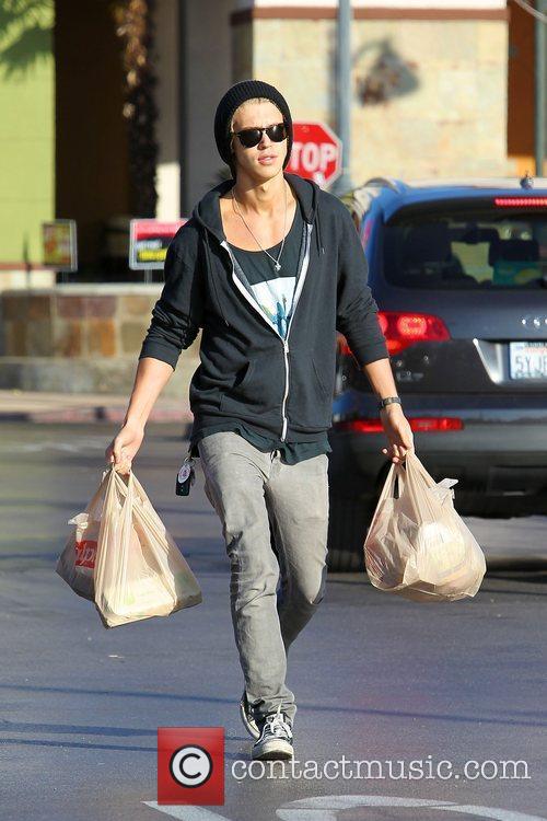 Austin Butler shopping at a grocery store in