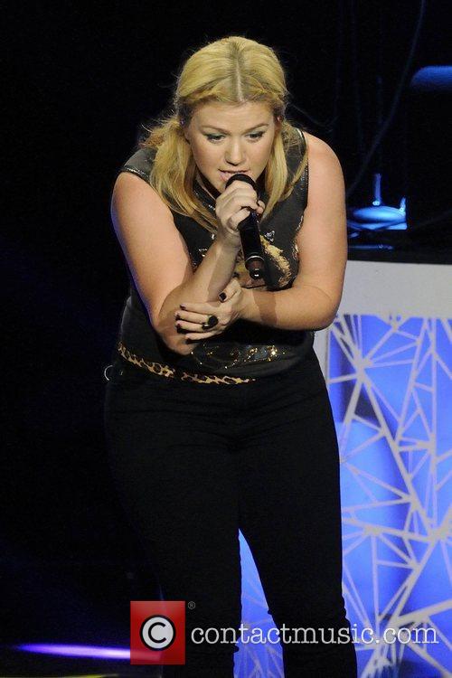 Kelly Clarkson Singing