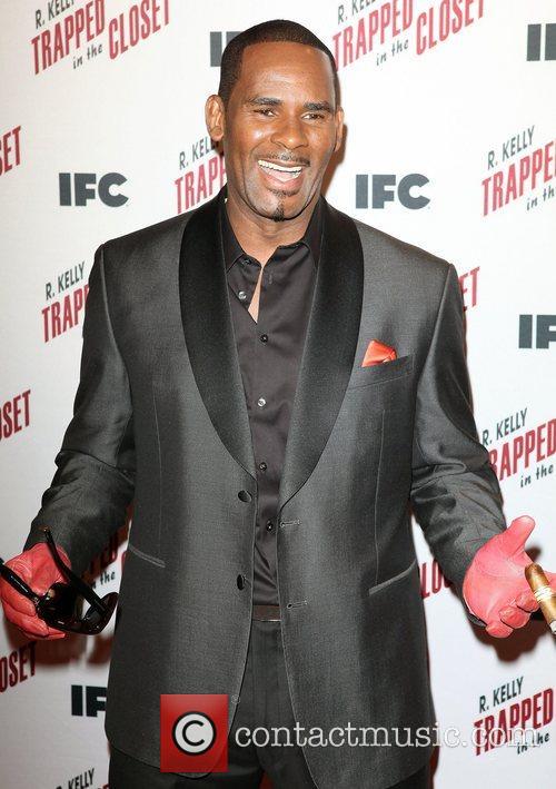 http://www.contactmusic.com/pics/lf/trapped_in_the_closet_201112/r-kelly-at-the-screening-of-trapped_4181658.jpg