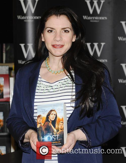 Stephenie Meyer - Stephenie Meyer promotes and signs copies of her new book 'The Host' at Waterstones - London, United Kingdom