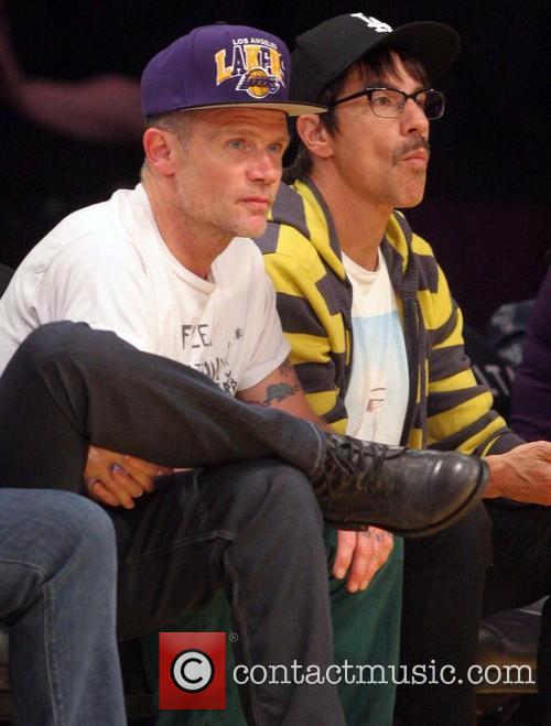 Flea an Anthony Kiedis watch a Lakers game