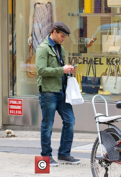 Peter Facinelli - Peter Facinelli shops at the...