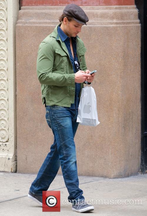 Peter Facinelli - Peter Facinelli shops at the...