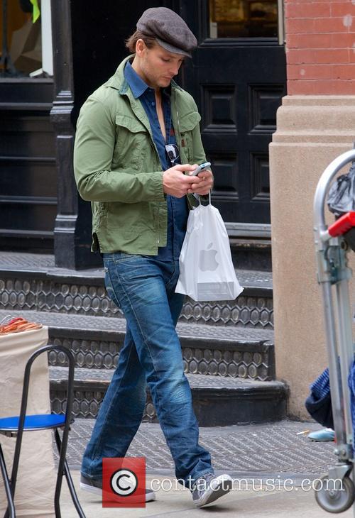 Peter Facinelli - Peter Facinelli shops at the...