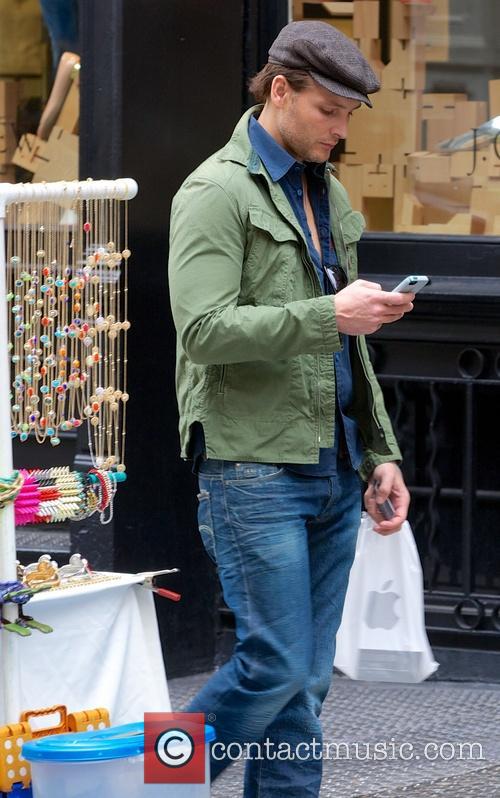 Peter Facinelli - Peter Facinelli shops at the...