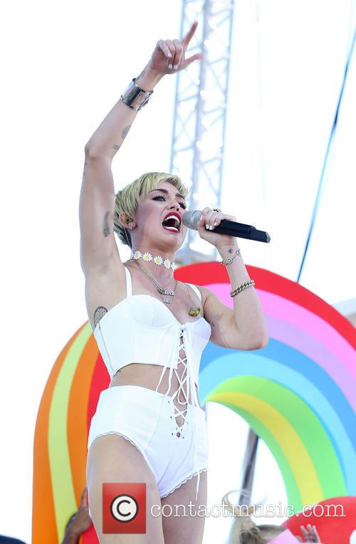 Miley Cyrus, iHeartRadio Village Stage