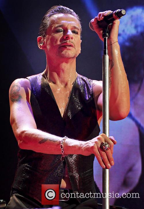 dave-gahan-depeche-mode-perform-live_395