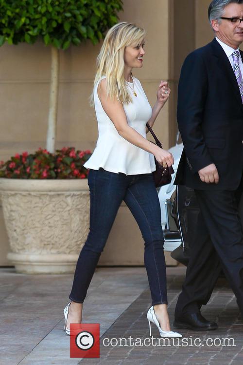reese-witherspoon-reese-witherspoon-has-lunch-at-the_4394354.jpg