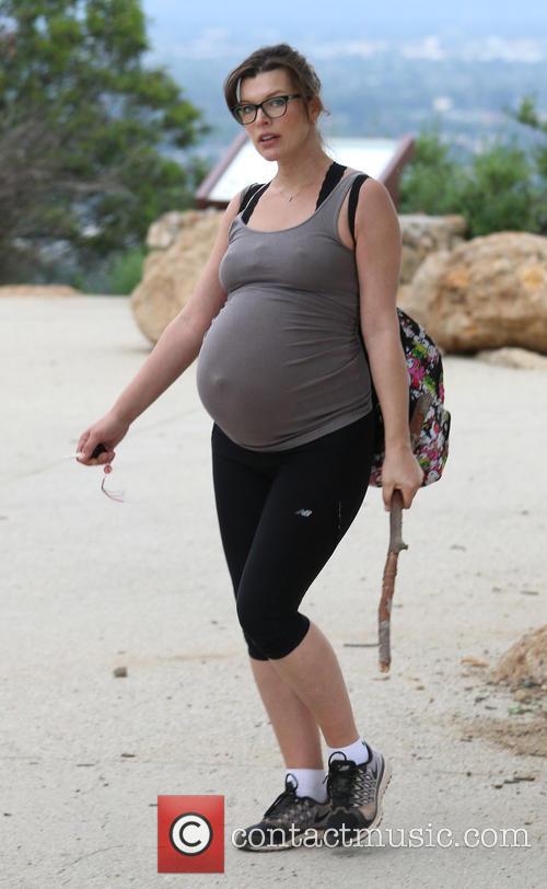 milla-jovovich-milla-jovovich-heavily-pregnant-milla-jovovich-walking_4658958.jpg