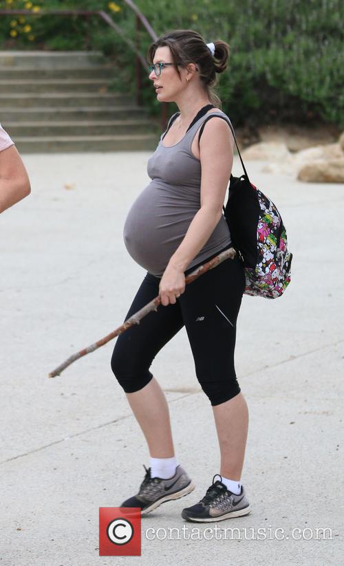 [Image: milla-jovovich-heavily-pregnant-milla-jo...629583.jpg]