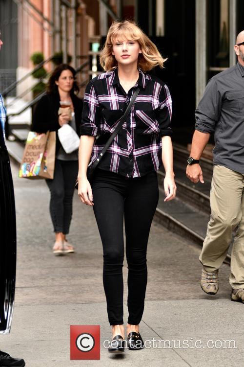 Taylor Swift leaves her Tribeca apartment