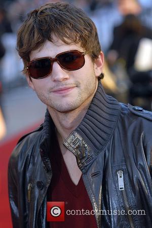 ashton kutcher model pics. Ashton Kutcher on the film set