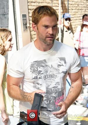 Seann William Scott - Scott Pays Tattoo Tribute To Late Dad