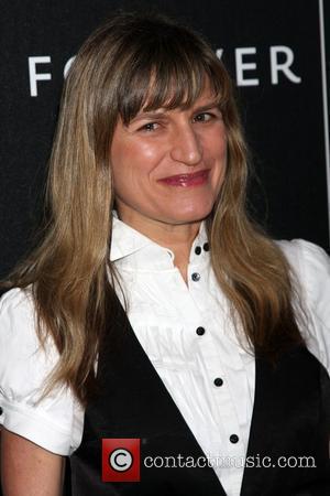 http://www.contactmusic.com/pics/mb/diamond_fashion_show_5_080109/catherine_hardwicke_5231113.jpg