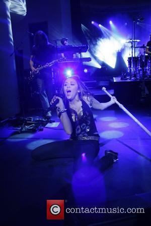 http://www.contactmusic.com/pics/mb/miley_cyrus_showcase_271008/miley_cyrus_2142364.jpg