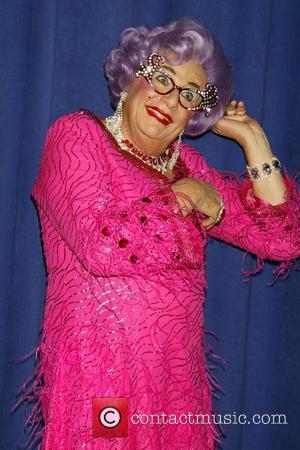 dame_edna_everage_5424008.jpg