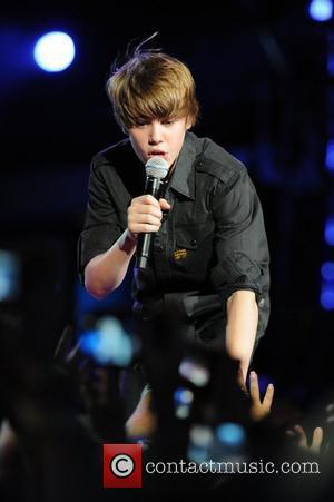 justin bieber bowl cut. Justin Bieber