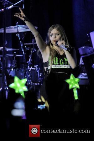  Avril Lavigne's Boyfriend Hospitalised 06 November 2011 1411