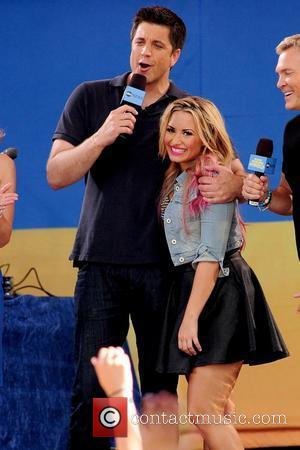 Demi  Simon on Demi Lovato   Simon Cowell Lashes Demi Lovato At Teen Choice Awards