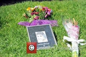 fans-visit-michael-jacksons-tomb-at-forest_4051209