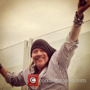 axl-rose-tweeted-this-photo-with-the_589