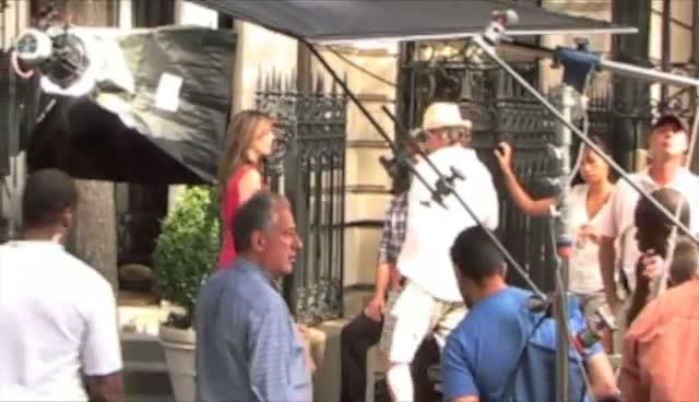 ELIZABETH HURLEY GETS CLOSE TO CHASE CRAWFORD ON GOSSIP GIRL