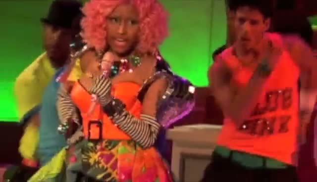Nicki Minaj Performs With A Pink Perm