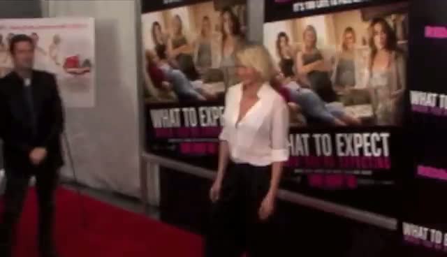 Cameron Diaz Poses With Co-Stars On Red Carpet - "What To Expect" Screening